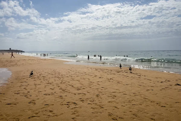 Persone Che Godono Loro Tempo Sulla Spiaggia Carcavelos Portogallo — Foto Stock