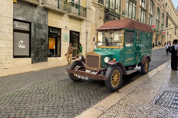 用于里斯本旅游的经典电动车 — 图库照片