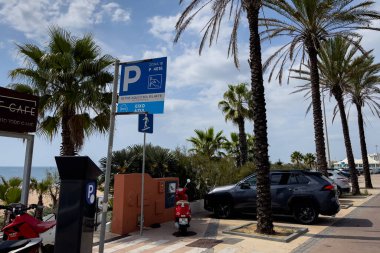 Portekiz 'de ödeme için güneş enerjili bir makineyle park yeri tabelası.