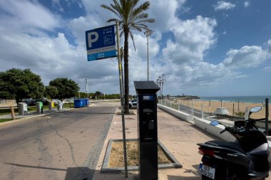 Portekiz 'de ödeme için güneş enerjili bir makineyle park yeri tabelası.