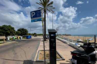 Portekiz 'de ödeme için güneş enerjili bir makineyle park yeri tabelası.