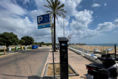 Portekiz 'de ödeme için güneş enerjili bir makineyle park yeri tabelası.
