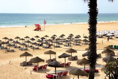 İnsanlar Carcavelos, Portekiz sahillerinde eğleniyorlar.