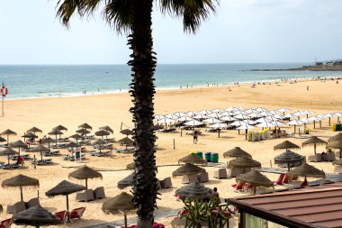 İnsanlar Carcavelos, Portekiz sahillerinde eğleniyorlar.