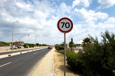 Otobanın yol kenarındaki 70 Kph hız sınırı levhası