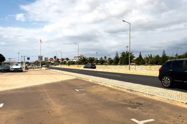 Arabalar Portekiz 'de açık bir otoparka park edilmiş.