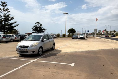 Arabalar Portekiz 'de açık bir otoparka park edilmiş.
