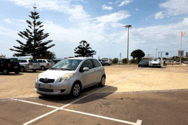 Arabalar Portekiz 'de açık bir otoparka park edilmiş.
