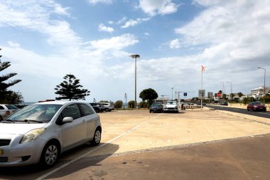 Arabalar Portekiz 'de açık bir otoparka park edilmiş.