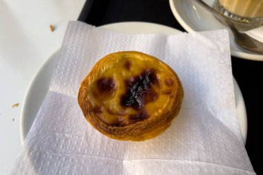 Portekiz yumurtalı tart Pastel de Nata tezgahın üstünde.