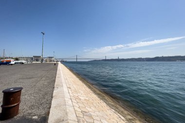 Lizbon 'daki Tagus nehri kıyısındaki boş nehir.