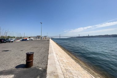 Lizbon 'daki Tagus nehri kıyısındaki boş nehir.