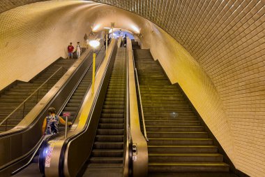 Lizbon 'da metro istasyonunda merdivenleri çıkan insanlar var.