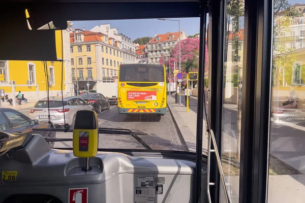 Mann Fährt Tagsüber Einen Autobus Lissabon — Stockfoto