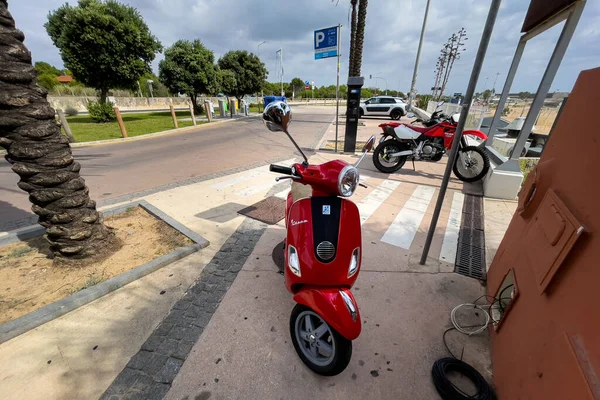 Red Vespa Scooter Estacionado Rua Com Vista Sobre Mar — Fotografia de Stock
