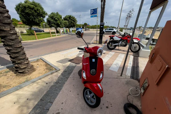 Scooter Vespa Rouge Stationné Dans Rue Avec Vue Sur Mer — Photo