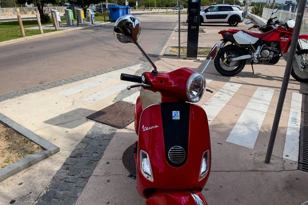 Hulajnoga Red Vespa Zaparkowana Ulicy Widokiem Morze — Zdjęcie stockowe