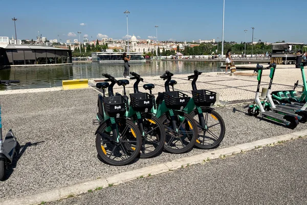 Ηλεκτρικά Ποδήλατα Και Ηλεκτρονικά Σκούτερ Σταθμευμένα Στην Προβλήτα Της Λισαβόνας — Φωτογραφία Αρχείου