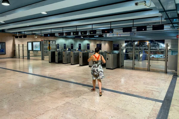 Žena Kráčející Automatickým Branám Uvnitř Stanice Metra — Stock fotografie