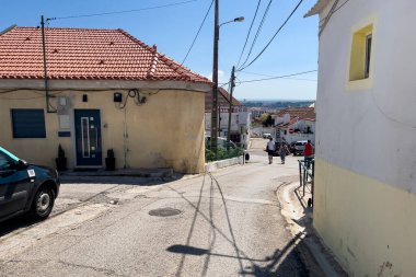 Lizbon 'un Almada bölgesinde otantik evler