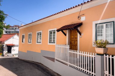 Lizbon 'un Almada bölgesinde otantik evler