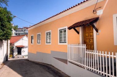 Lizbon 'un Almada bölgesinde otantik evler