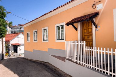 Lizbon 'un Almada bölgesinde otantik evler