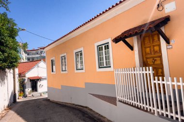 Lizbon 'un Almada bölgesinde otantik evler