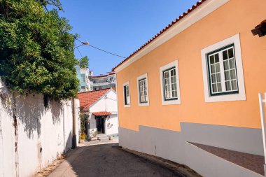 Lizbon 'un Almada bölgesinde otantik evler