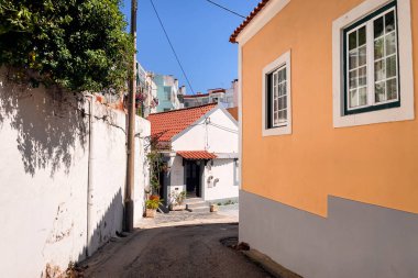 Lizbon 'un Almada bölgesinde otantik evler