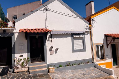 Lizbon 'un Almada bölgesinde otantik evler