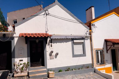 Lizbon 'un Almada bölgesinde otantik evler