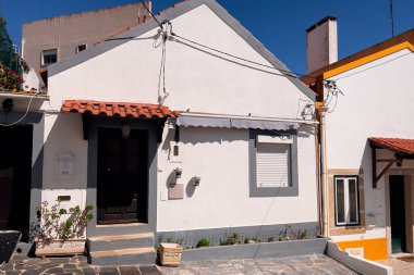 Lizbon 'un Almada bölgesinde otantik evler