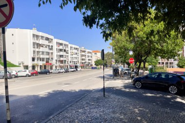 Lizbon 'un Almada ilçesinde boş yol