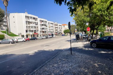 Lizbon 'un Almada ilçesinde boş yol