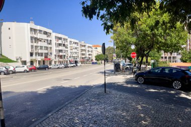 Lizbon 'un Almada ilçesinde boş yol