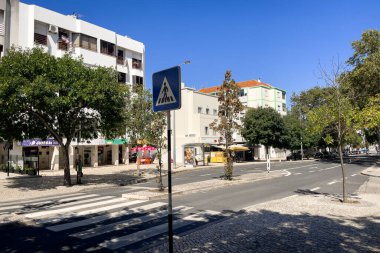 Lizbon 'un Almada ilçesinde boş yol