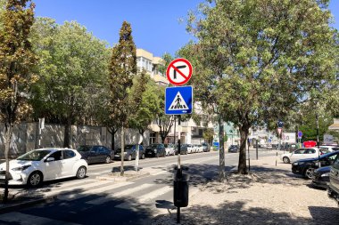 Lizbon 'un Almada ilçesinde boş yol