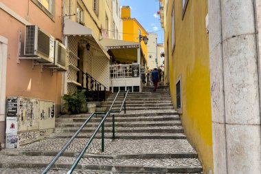 İnsanlar Sintra 'da merdivenlerden çıkıyorlar.