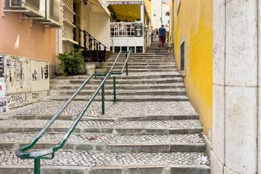 İnsanlar Sintra 'da merdivenlerden çıkıyorlar.