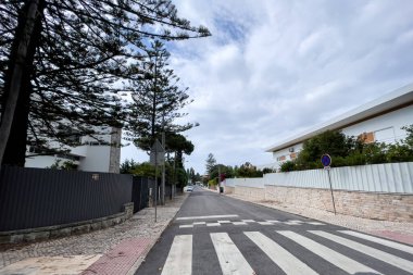 Portekiz 'in Carcavelos kasabasındaki boş yol.