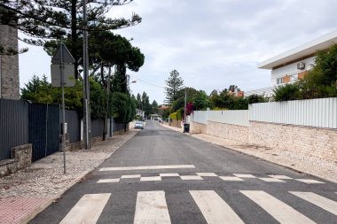 Portekiz 'in Carcavelos kasabasındaki boş yol.