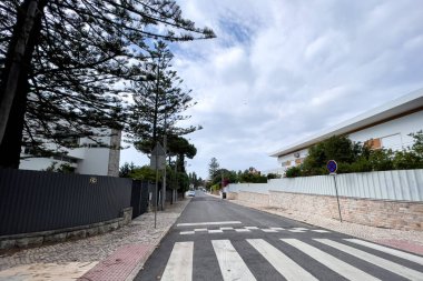 Portekiz 'in Carcavelos kasabasındaki boş yol.