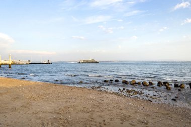 İnsanlar Lizbon, Portekiz 'deki şehir plajında eğleniyorlar.