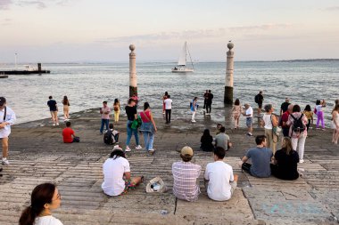 Lizbon 'da bir tekne rampasında duran insanlar.