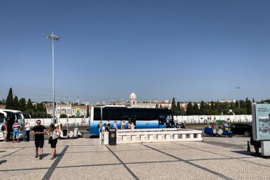 Lizbon 'daki Keşifler Anıtı' na doğru yürüyen turistler