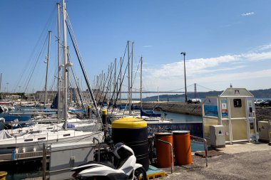 Lizbon 'un Santa Maria de Belem bölgesindeki yat limanına yanaştılar.