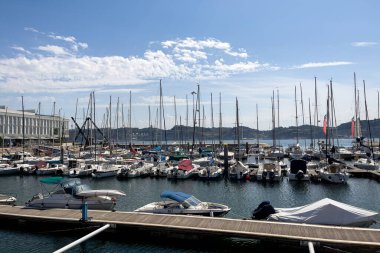 Lizbon 'un Santa Maria de Belem bölgesindeki yat limanına yanaştılar.