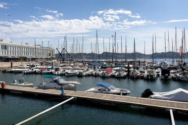 Lizbon 'un Santa Maria de Belem bölgesindeki yat limanına yanaştılar.
