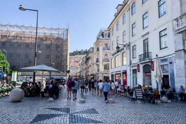 Bir grup turist Lizbon 'daki Santa Justa asansörünün yanındaki Rua Do Carmo' da takılıyor.
